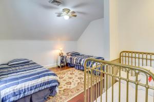 Ένα ή περισσότερα κρεβάτια σε δωμάτιο στο Hot Tub and Mtn Views Expansive Hazleton Retreat