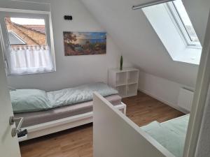 Postel nebo postele na pokoji v ubytování Exklusive Wohlfühloase mit 7 Einzelbetten großer Balkon MwSt ausweisbar in toller Lage von Melsungen