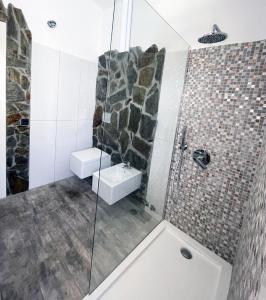 een badkamer met een douche, een toilet en een wastafel bij Duplex Holidays Beach in San Bartolomé +11 foto's