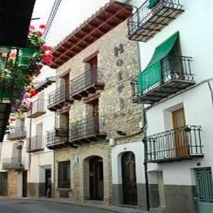 - un bâtiment avec balcon sur le côté d'une rue dans l'établissement Hotel del Pastor, à Morella