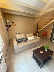 サン・カルロス・デ・バリローチェにあるDoña Emmaのソファとテーブルのあるリビングルーム