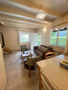 サン・カルロス・デ・バリローチェにあるDoña Emmaのソファとテーブルのあるリビングルーム