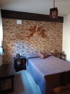 Un pat sau paturi într-o cameră la Casa Rural La Antigua Fonda (@casarural_laantiguafonda) +15 fotografii