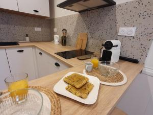 Kuchyň nebo kuchyňský kout v ubytování Appartement Ô Arcades