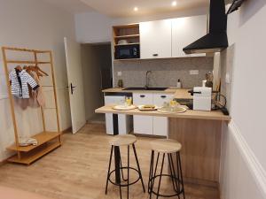 Kuchyň nebo kuchyňský kout v ubytování Appartement Ô Arcades