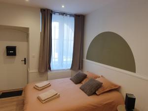 Postel nebo postele na pokoji v ubytování Appartement Ô Arcades