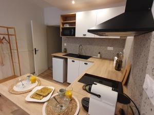 Kuchyň nebo kuchyňský kout v ubytování Appartement Ô Arcades