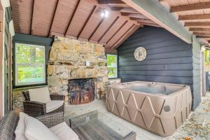 Χώρος καθιστικού στο Hot Tub and Mtn Views Expansive Hazleton Retreat