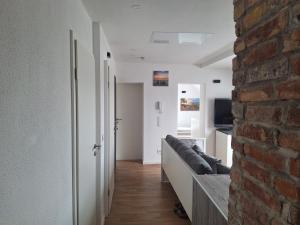 TV a/nebo společenská místnost v ubytování Exklusive Wohlfühloase mit 7 Einzelbetten großer Balkon MwSt ausweisbar in toller Lage von Melsungen