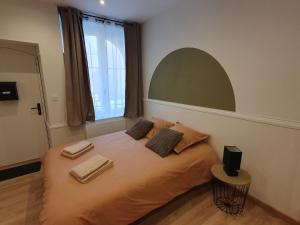 Postel nebo postele na pokoji v ubytování Appartement Ô Arcades