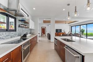 Kuchyň nebo kuchyňský kout v ubytování Ocean View Luxury Mountain Escape