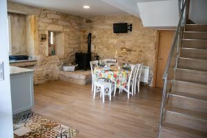 a kitchen and dining room with a table and chairs at Casa tradicional en el Camino dos Faros Costa da Morte in Ponteceso