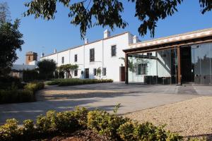 an external view of the building at Huerto del Medico in Reig
