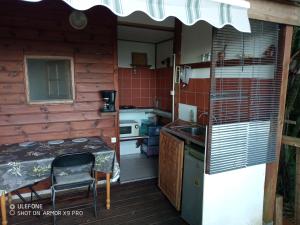 Kuchyň nebo kuchyňský kout v ubytování la terrasse perchée