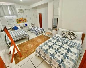 une chambre avec un lit et un canapé dans une pièce dans l'établissement Pousada Caminho do Mar, à Santa Cruz Cabrália