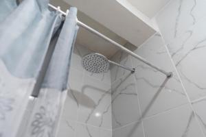 a shower with a shower curtain and a shower head at Dúplex Nuevo - Salta Capital in Salta
