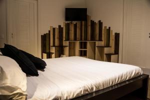Кровать или кровати в номере Home In City
