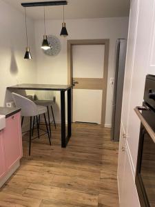 Η κουζίνα ή μικρή κουζίνα στο 70 m2 Duży apartament