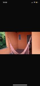 ein Bild einer Hängematte vor einem Gebäude in der Unterkunft Casa 5 quartos Ilha de Itacuruça RJ in Mangaratiba