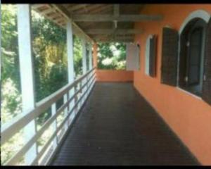 ein leerer Korridor eines Gebäudes mit Gehweg in der Unterkunft Casa 5 quartos Ilha de Itacuruça RJ in Mangaratiba