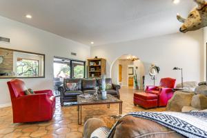 Posezení v ubytování Full Circle Ranch with Pool and Views in Cave Creek