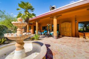Zahrada ubytování Full Circle Ranch with Pool and Views in Cave Creek