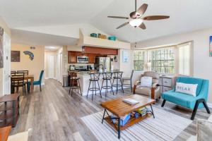 een woonkamer met een bank en een tafel bij Dream Condo in Kissimmee