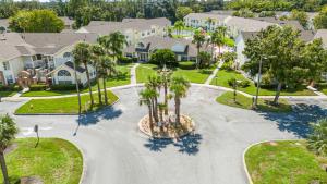 een lege straat in een woonwijk met palmbomen bij Dream Condo in Kissimmee