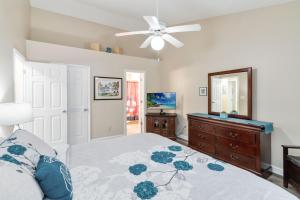 een slaapkamer met een bed en een plafondventilator bij Dream Condo in Kissimmee +32 foto's