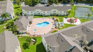 een luchtfoto van een huis met een zwembad bij Dream Condo in Kissimmee
