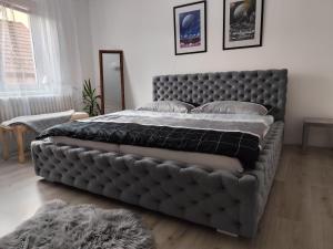 Postel nebo postele na pokoji v ubytování Apartmán pod věží