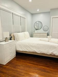 En eller flere senge i et værelse på 3BR Near Logan Airport & Encore