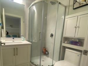 バンクーバーにあるCozy Private Suite near YVR Airportのバスルーム(シャワー、トイレ、シンク付)