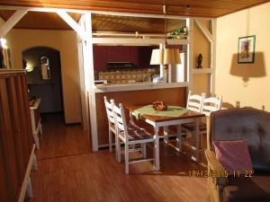 Una cocina y un comedor con mesa y sillas. en Pension Altenbeck & Ferienwohnung, en Winterberg 12 fotos más