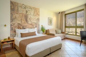 Postel nebo postele na pokoji v ubytování Ein Gedi Kibbutz Hotel