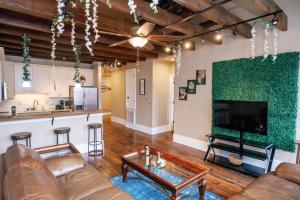 a living room with a couch and a tv at Decatur Sugar Mill Blues in New Orleans