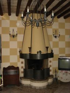 Cette chambre dispose d'une grande cheminée et d'une télévision. dans l'établissement La Corte Del Cavaliere Bed & Breakfast, à Calderara di Reno