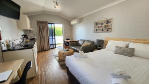 Postel nebo postele na pokoji v ubytování Bridport Beach Cottages