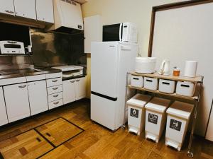 Küche/Küchenzeile in der Unterkunft ファミリー仲良しグループ向け一棟貸切の宿ともだちハウス