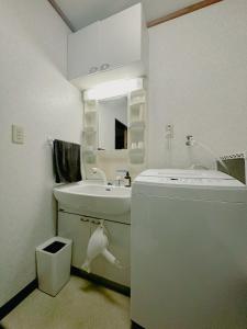 Ein Badezimmer in der Unterkunft ファミリー仲良しグループ向け一棟貸切の宿ともだちハウス