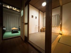 Ein Bett oder Betten in einem Zimmer der Unterkunft ファミリー仲良しグループ向け一棟貸切の宿ともだちハウス