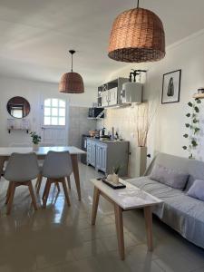 ein Wohnzimmer mit Sofa und Tisch in der Unterkunft Casa Orejas - Departamentos en Tigre Centro in Tigre