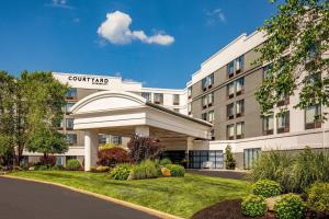 una representación de la parte delantera de un hotel con patio en Courtyard Boston Marlborough, en Marlborough