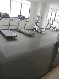 a gym with several exercise bikes in a room at Increíble Departamento Studio - Centro Antofagasta in Antofagasta +9 photos