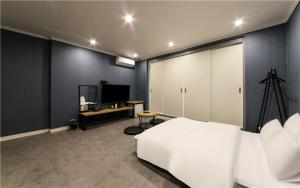 TV a/nebo společenská místnost v ubytování Gamdong Hotel