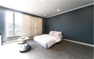 Uma cama ou camas num quarto em Gamdong Hotel