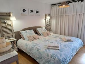 ein Schlafzimmer mit einem Bett mit Handtüchern darauf in der Unterkunft Stone House in Plouescat near Sandy Beaches in Plounévez-Lochrist