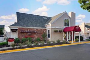 ルイスビルにあるResidence Inn Louisville Eastの通りに赤日焼けのレストラン