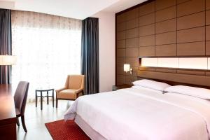 Letto o letti in una camera di Four Points by Sheraton Sharjah