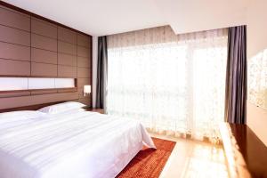 Letto o letti in una camera di Four Points by Sheraton Sharjah